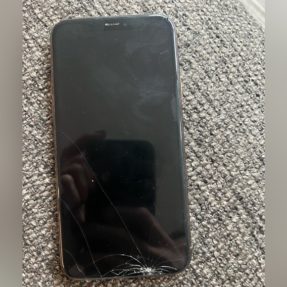 Unlocked iPhone 11 Pro 256 gb gold broken front screen